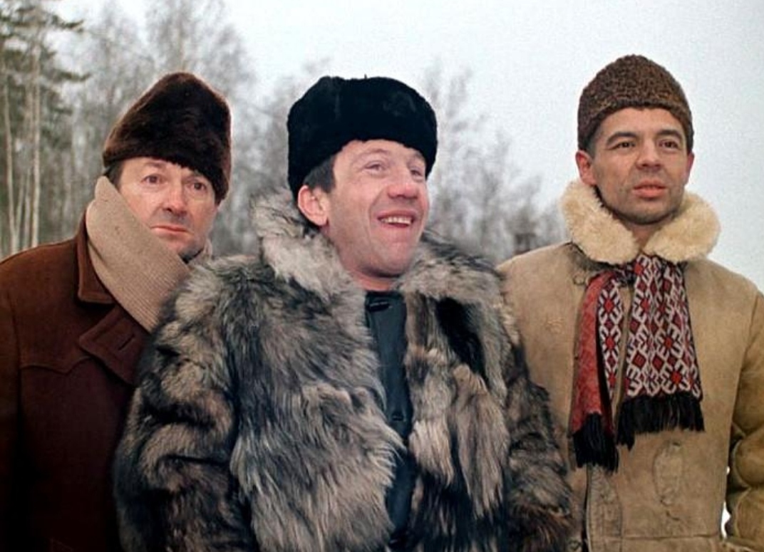 Заведующему детсадом фатально не повезло: он оказался как две капли воды похож на бандита, похитившего уникальный шлем А. Македонского. Название?