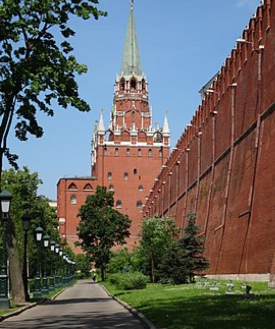 Длина кремлёвских стен достигает ...метров.