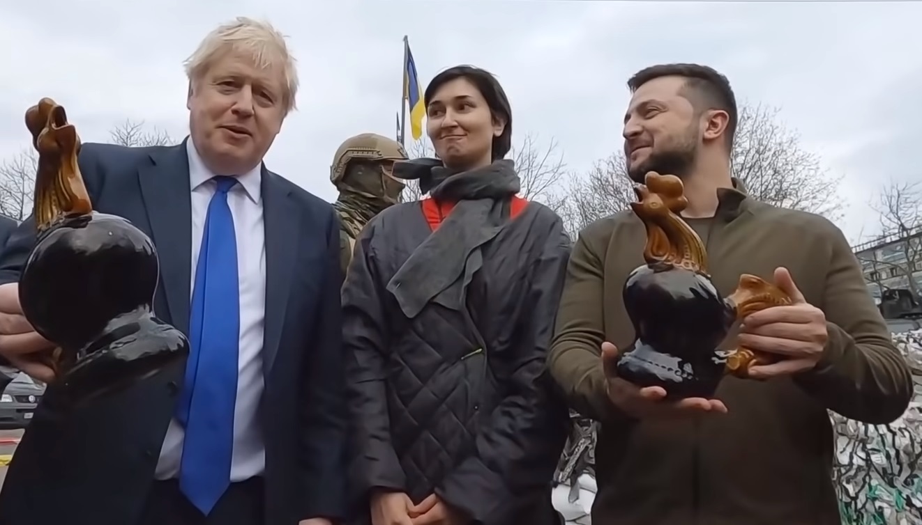 Во время прогулки по центру Киева Джонсон и Зеленский получили в подарок от девушки статуэтки глиняных петухов.