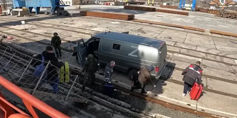 Новости С кораблей, в порту Мариуполя заблокированных в порту , эвакуировали 47 человек.