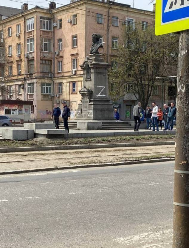 ⚡️В Днепропетровске кто-то нарисовал на памятнике Пушкину букву Z