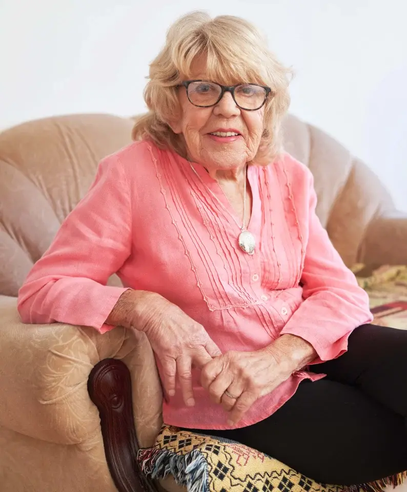 Ей - 82 года, ему — 36! Любовь на закате жизни: счастливый брак или пенсионерка попала в лапы брачного афериста? Разбираемся в ситуации