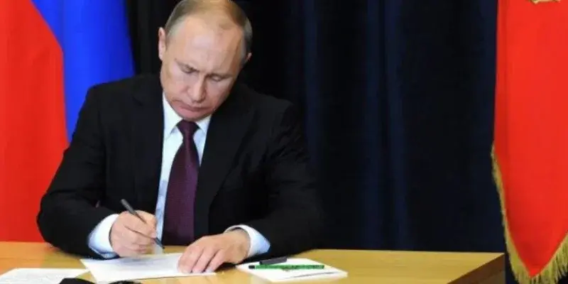 Новости Песков назвал беседу непродолжительной Путина и Нехаммера.