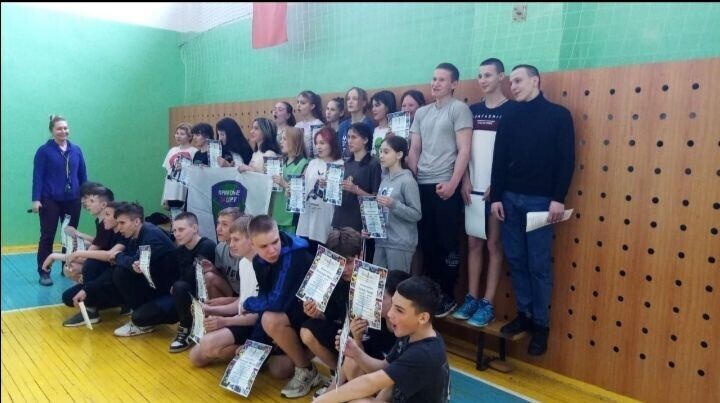 8 апреля в спортивном зале МБОУСОШ №5 прошел I Школьный этап "Президентских состязаний" среди учащихся 7 классов. Состав команды 10 человек. 