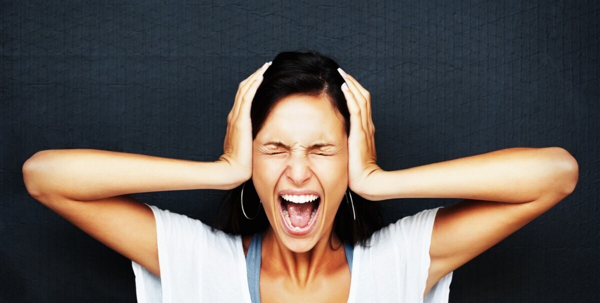 Как быстро успокоить женщину, у которой истерика?