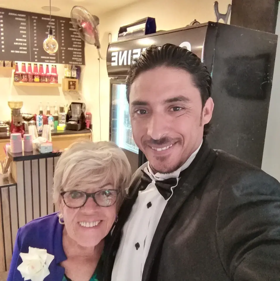 Ей - 82 года, ему — 36! Любовь на закате жизни: счастливый брак или пенсионерка попала в лапы брачного афериста? Разбираемся в ситуации