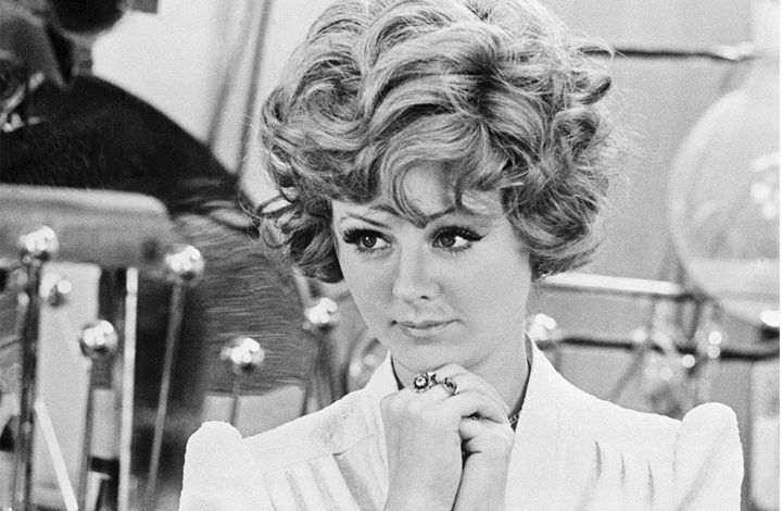 Мой аппарат, Зиночка, меня прославит. И тебя тоже.- О чём речь?