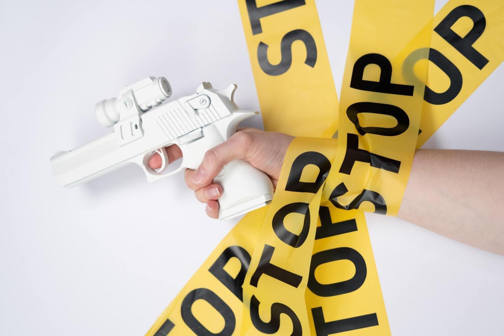 Напал на бабушку, но та, умница, отбилась от чучела