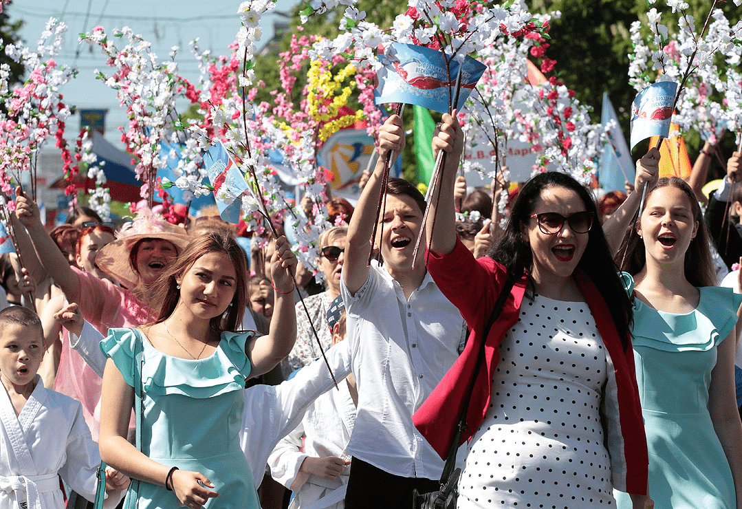 Как отдыхаем в мае 2022: выходные с 1 по 10 мая. Сколько отдыхаем в официальные праздничные дни 9 мая, продлят? Календарь майских праздников в России