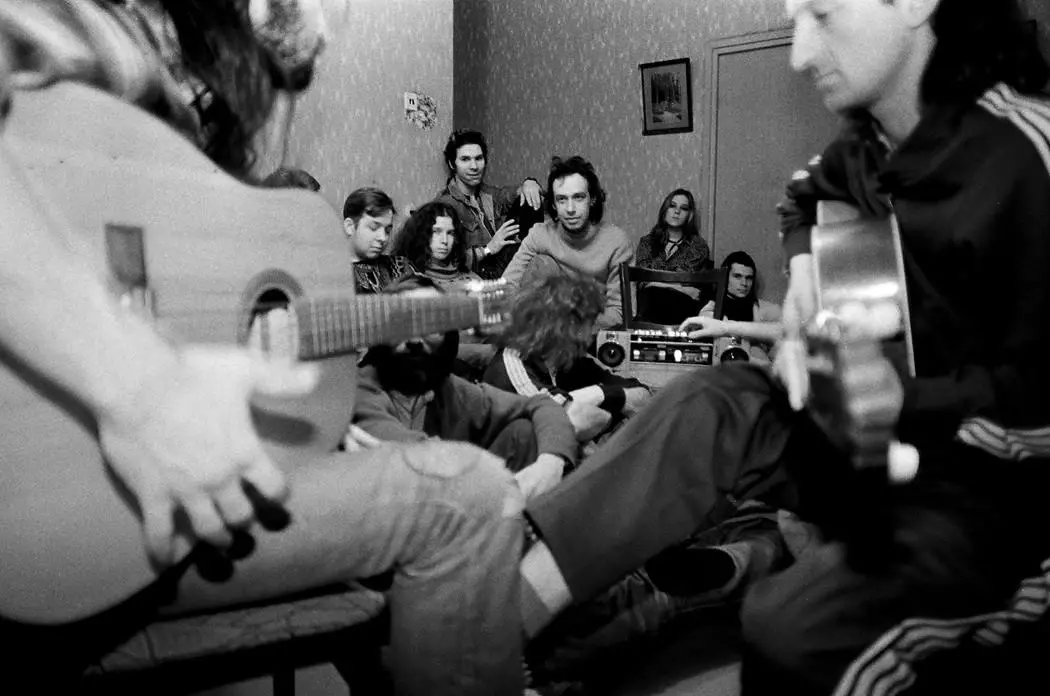 Как назывались вечеринки у кого-то дома с приглашением любого желающего незнакомца?