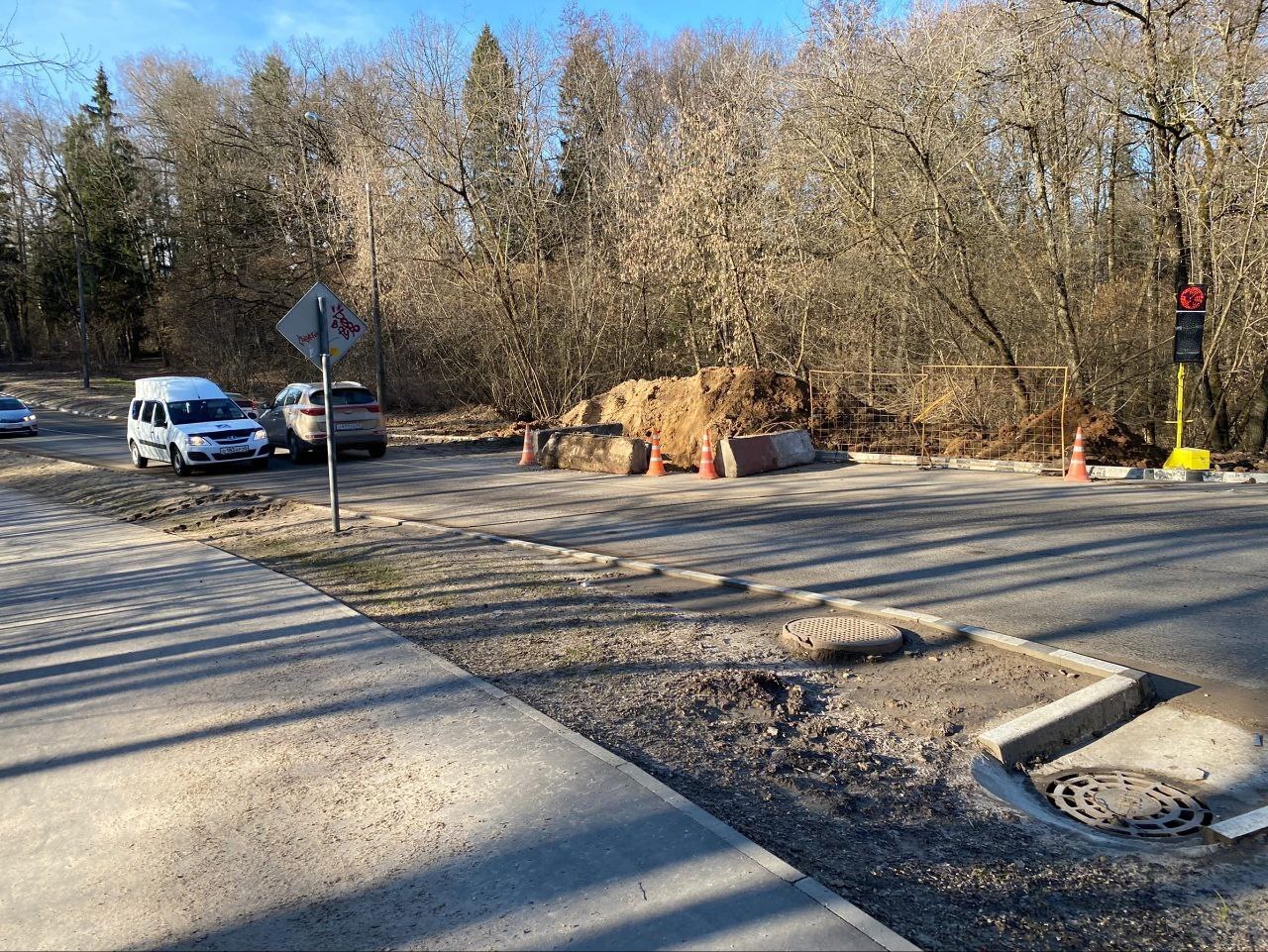 Сначала кладём асфальт, а потом меняем трубы под ним.