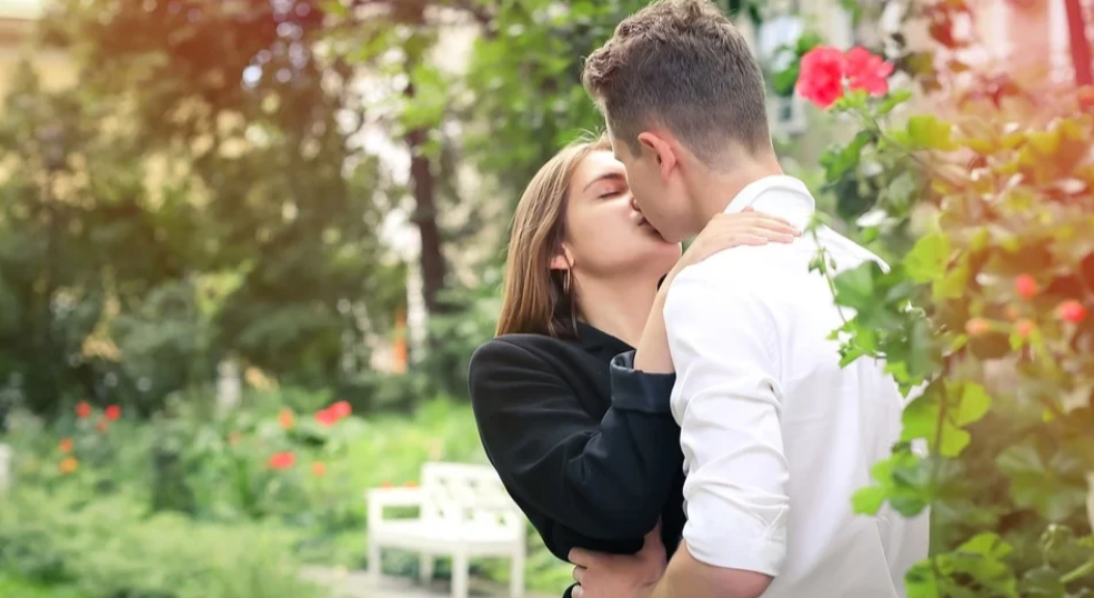 В чем заключается смысл поцелуя: почему во время поцелуя люди закрывают глаза? Как научиться целоваться?