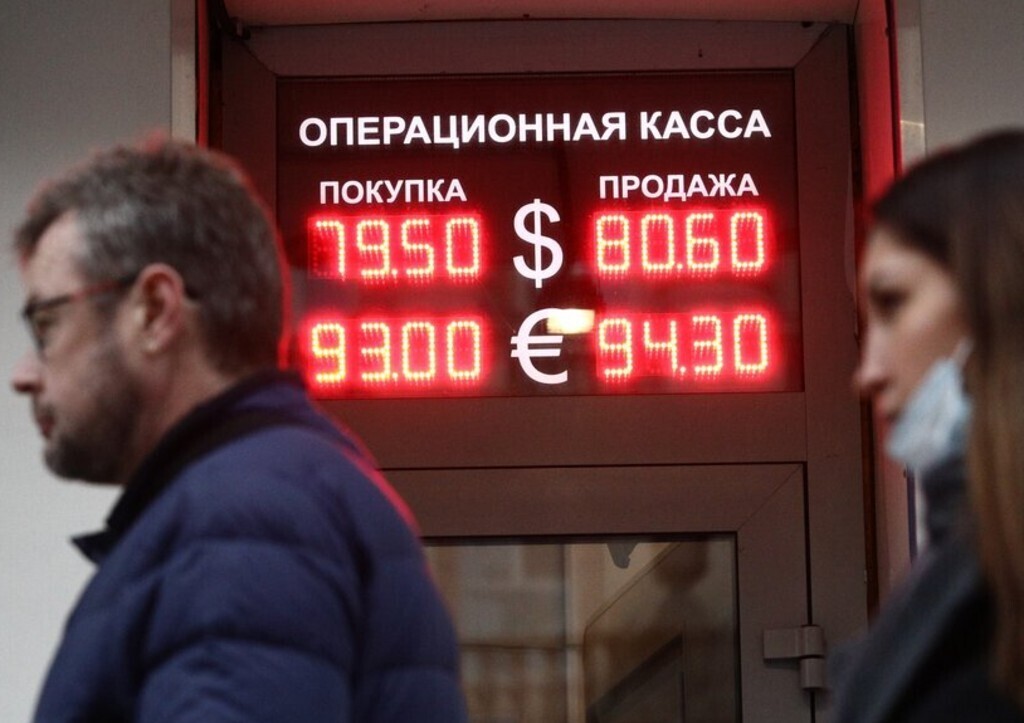 Банки возобновили торговлю валютной наличкой