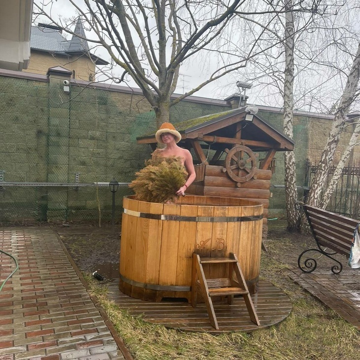 Волочкова продолжила банные процедуры и купание в купели вопреки жалобам соседей на оголения