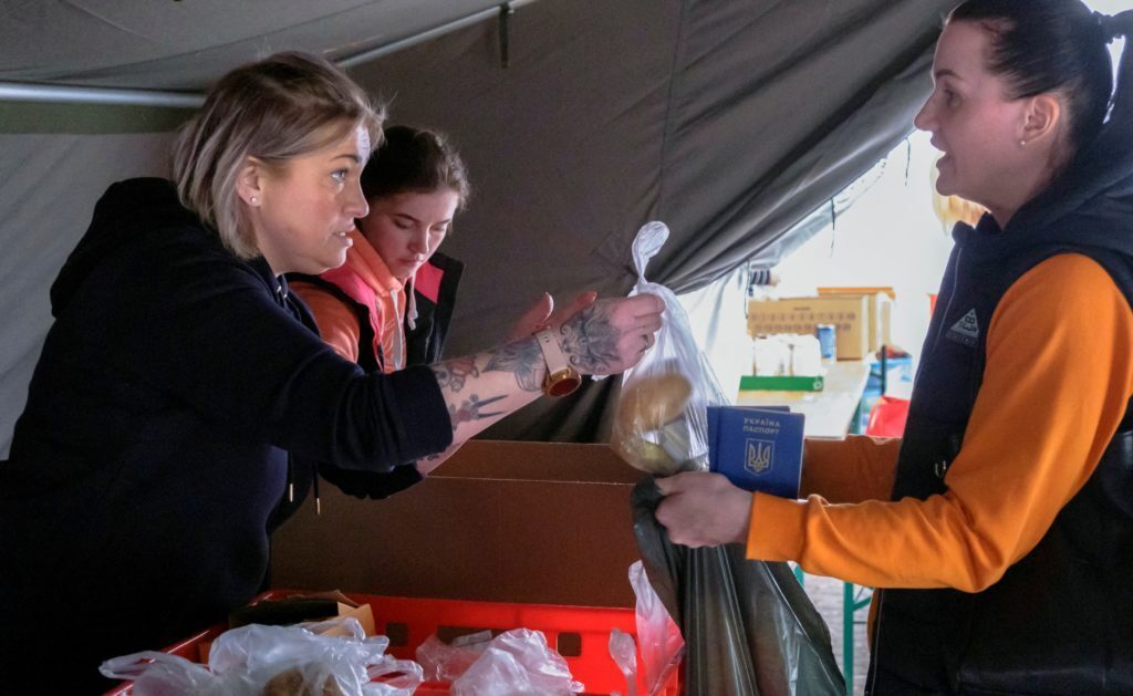 Детям – игрушки, мамам – платочки