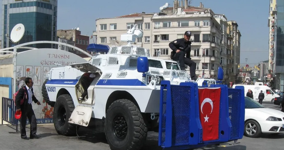 В Турции взорвали автобус с тюремными охранниками