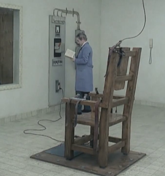 В присутствии скольких свидетелей, происходит казнь на электрическом стуле?