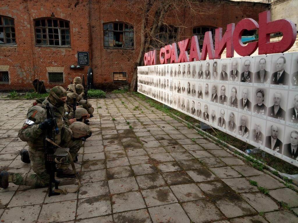 В освобожденном Изюме росгвардейцы почтили память погибших бойцов Великой Отечественной и воинов-интернационалистов.