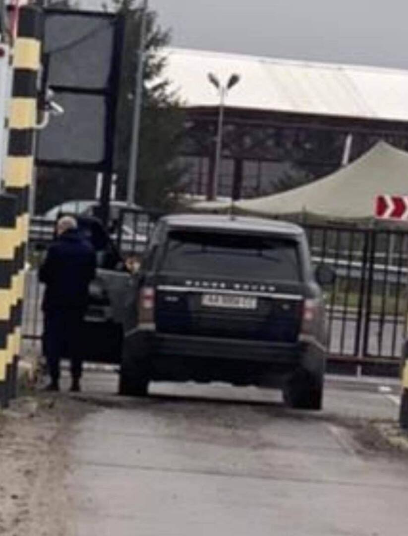 Украинские СМИ сообщают о задержании на пункте пропуска Краковец местного олигарха Игоря Суркиса — президента киевского ФК "Динамо".