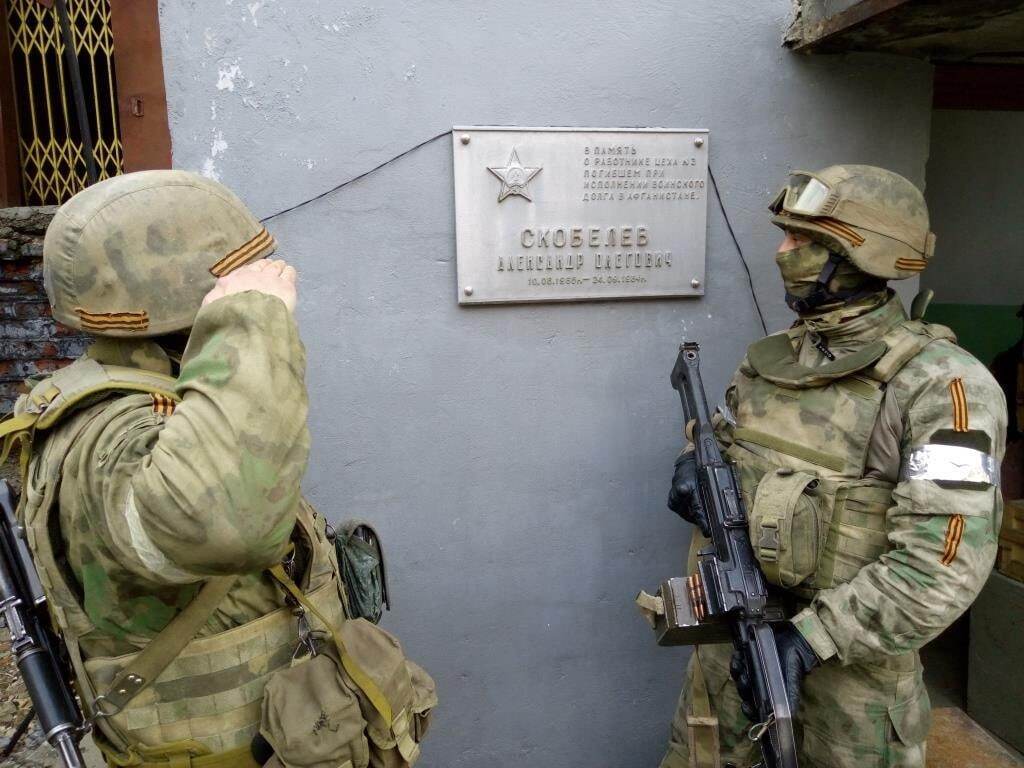 В освобожденном Изюме росгвардейцы почтили память погибших бойцов Великой Отечественной и воинов-интернационалистов.