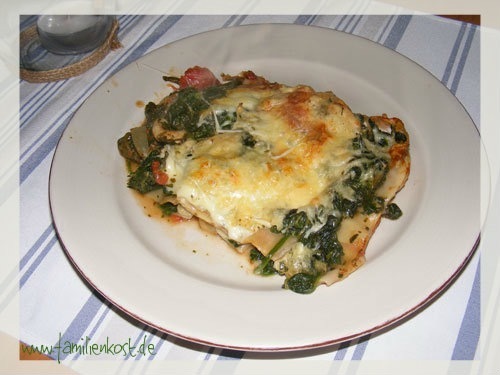 Вкусная лазанья с песто и креветками.