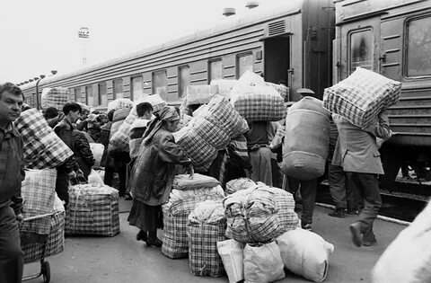 Назад в девяностые? Аналитики ЦБ предсказали откат России к «челночной» экономике, теневому бизнесу и технологической отсталости