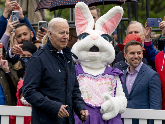 Экс-президент США Дональд Трамп считает, что Джо Байден ведет свою страну в ад и свидетельство этому – его рукопожатия с пустотой.