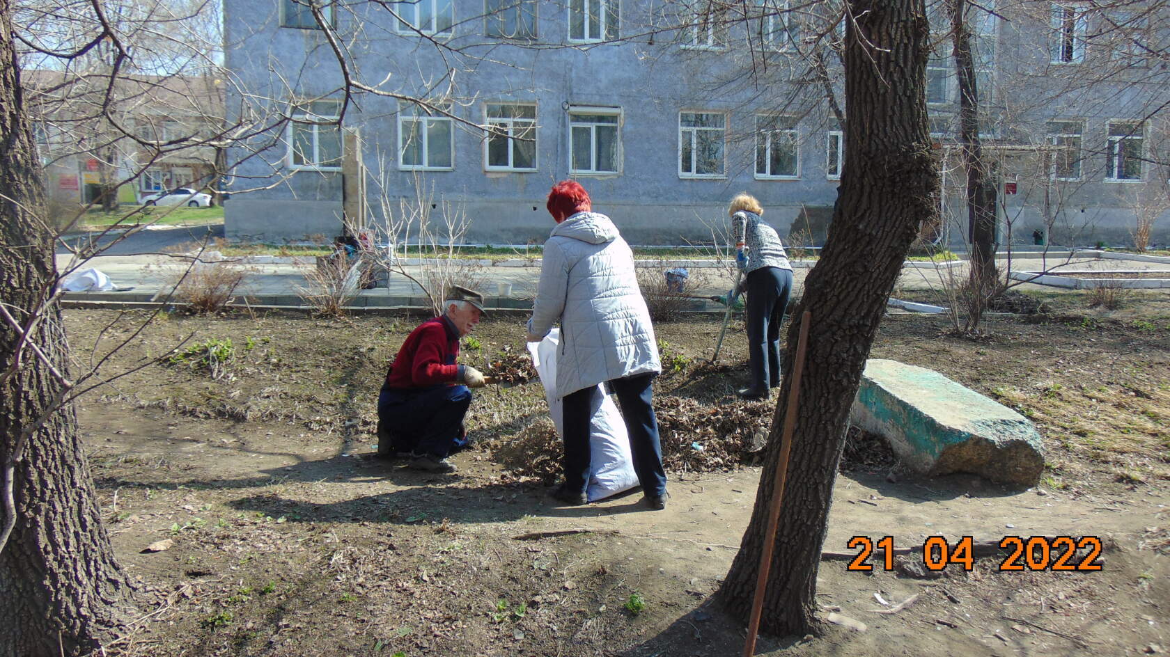 Ветераны Партизанска и почетные жители города приняли участие в субботнике.