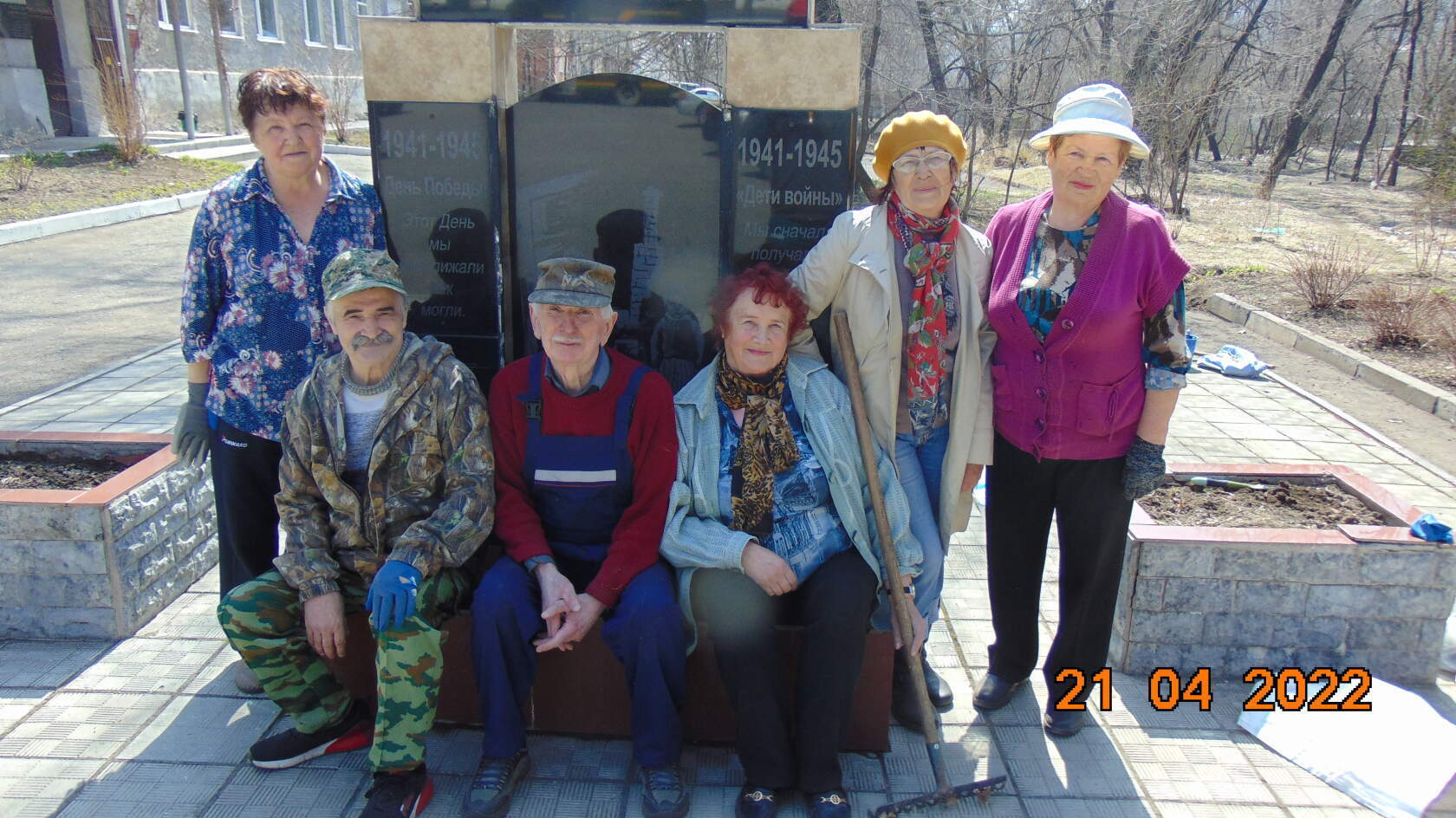 Ветераны Партизанска и почетные жители города приняли участие в субботнике.