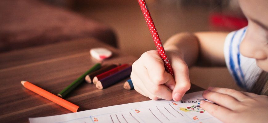 Ежемесячные пособия для детей с 8 до 17 лет в 2022 году: как оформить, размер, условия назначения