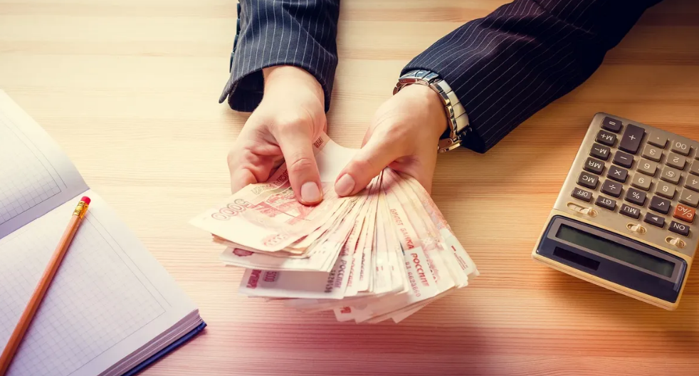 Почему экономика РФ не рухнула за два месяца санкций и военной операции, как полностью перестроить экономику и грозит ли россиянам дефолт