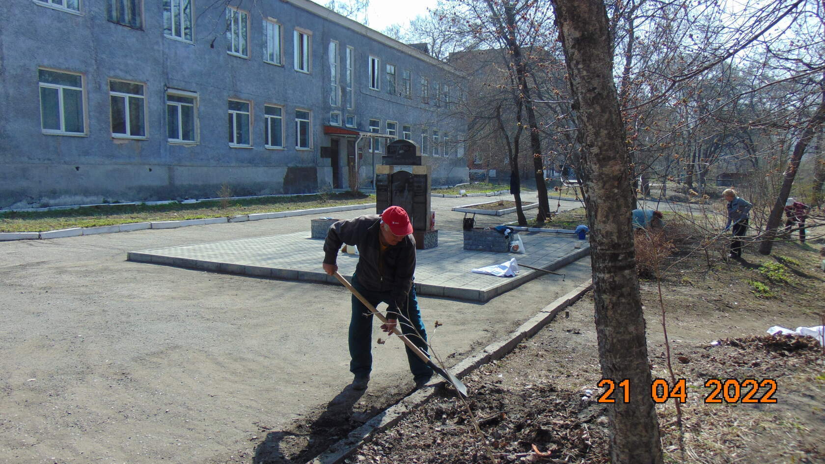 Ветераны Партизанска и почетные жители города приняли участие в субботнике.