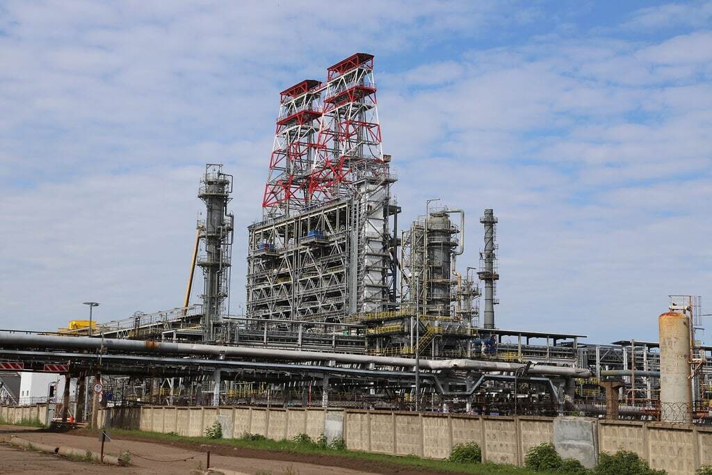 Магия слов: Италия изучает возможность "временно национализировать" нефтеперерабатывающий завод ISAB на Сицилии.