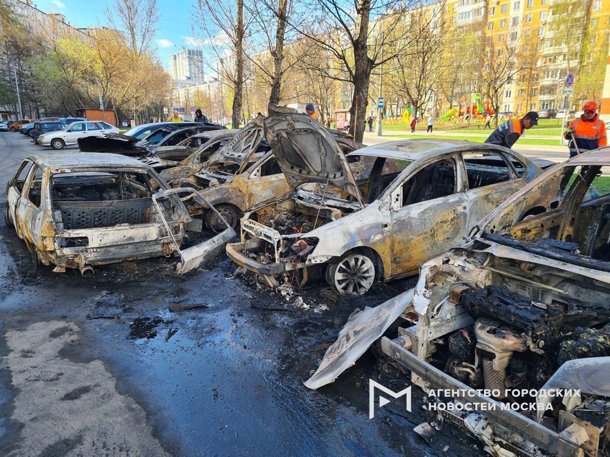 🚘🔥 В Москве ночью сгорели 7 машин Пострадавших нет, машины стояли  припаркованные. | Ksuha, 28 апреля 2022