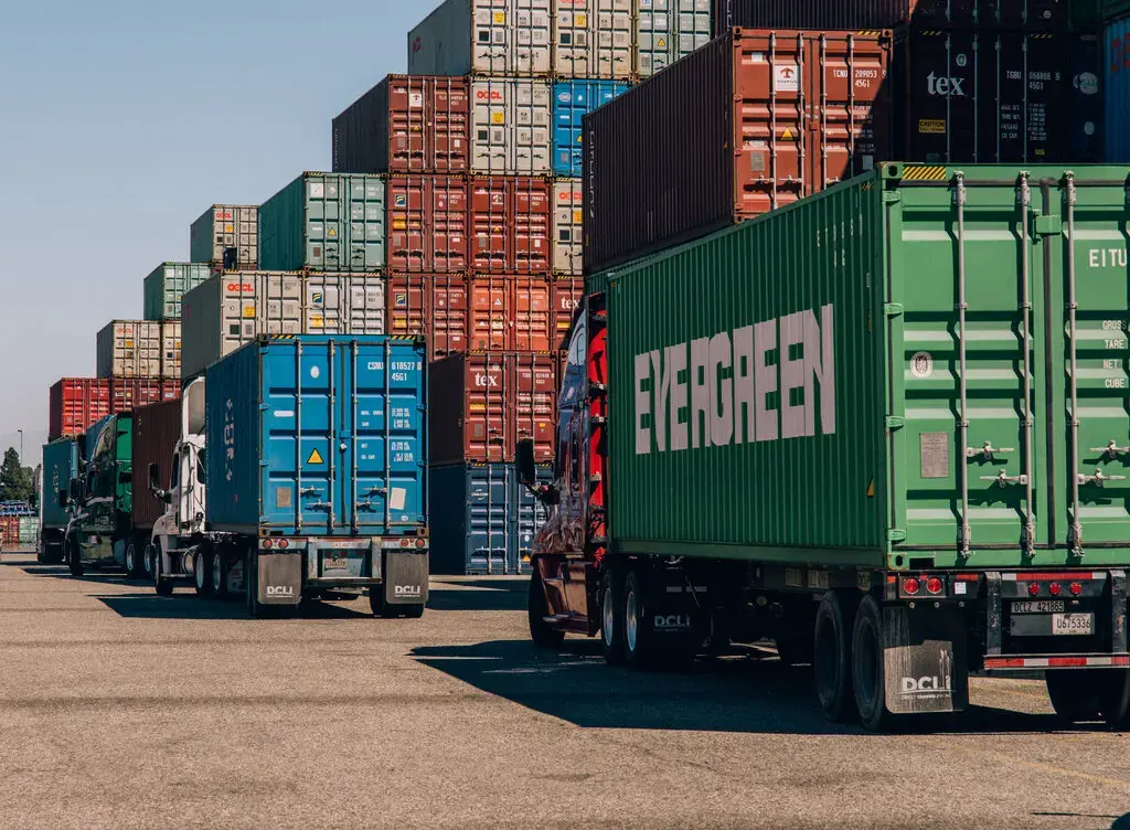 Растущий дефицит торгового баланса снизил показатели экономического роста США.