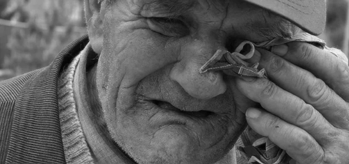 Дальнобойщик резко затормозил, увидев старика, которого выбросили из черного Мерседеса в лесной сугроб.