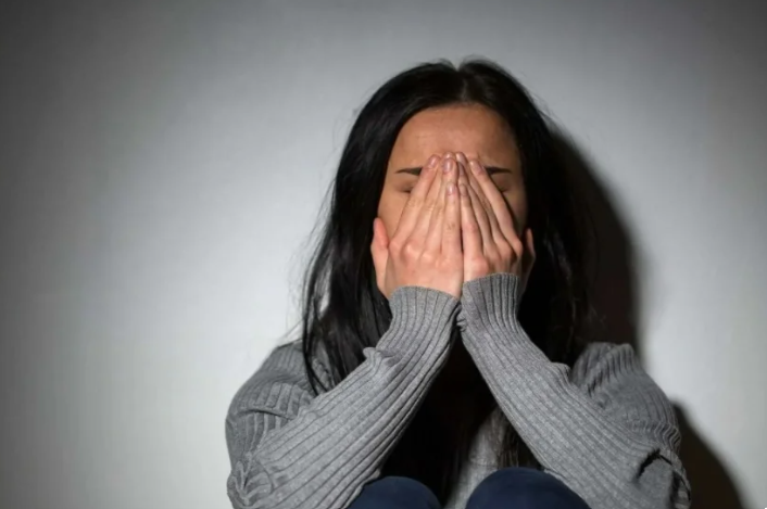 Вдова пришла покаяться на могилу мужу, как вдруг заметила знакомую фигуру невдалеке