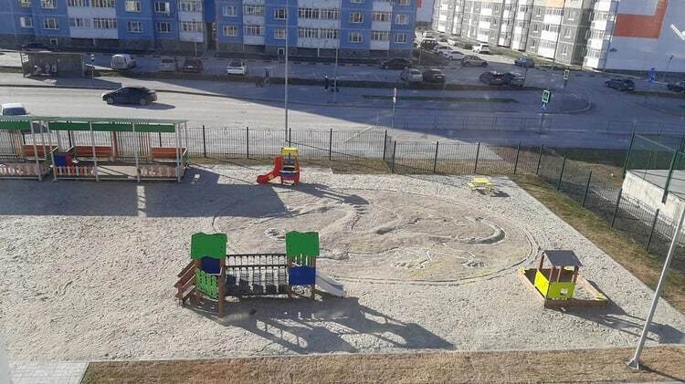 Лента добра. Дворник детского сада рисует метлой и лопатой на песке, чтобы порадовать ребят