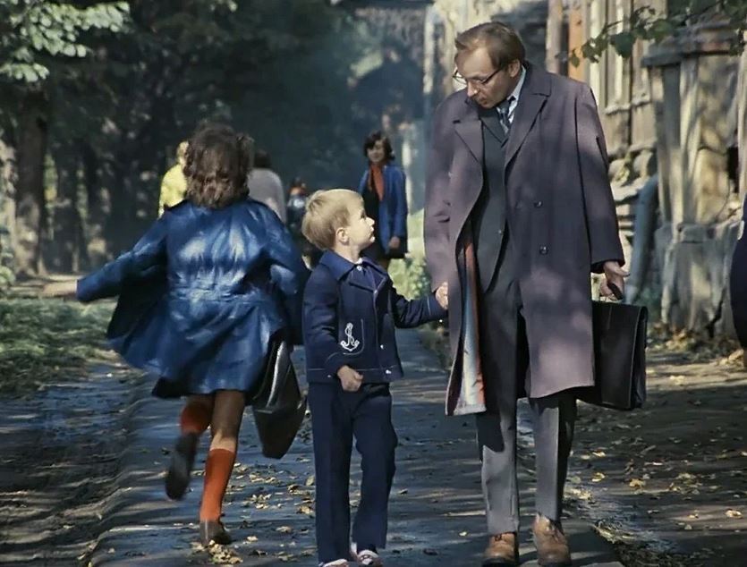 Так, теперь давай с тобой разберемся. Ты когда перестанешь хулиганить, а? Почему все на тебя жалуются?