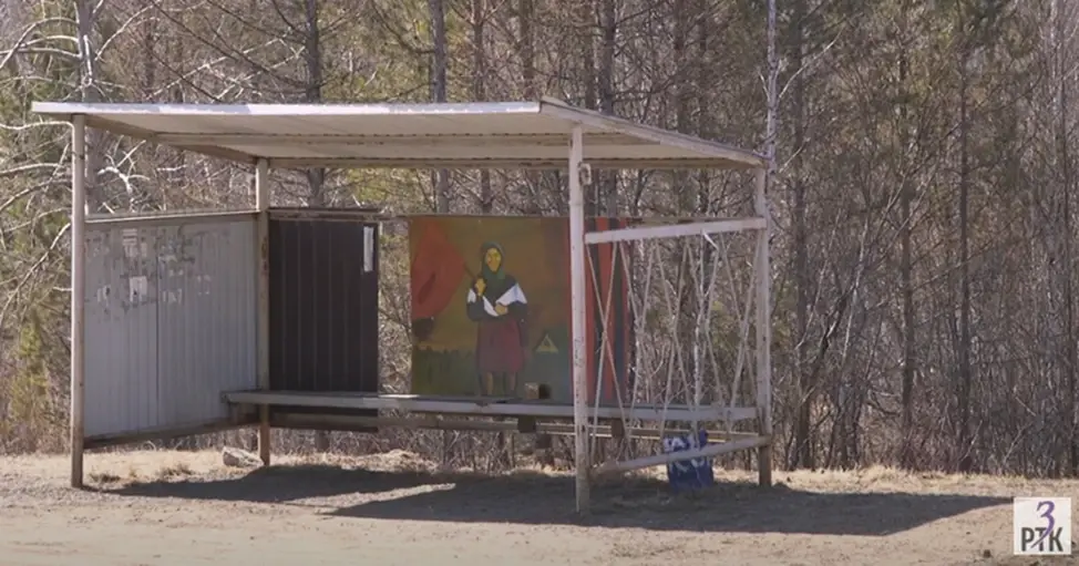 Украинской бабушке с красным флагом СССР устанавливают памятники и арт-объекты по России - о самых ярких