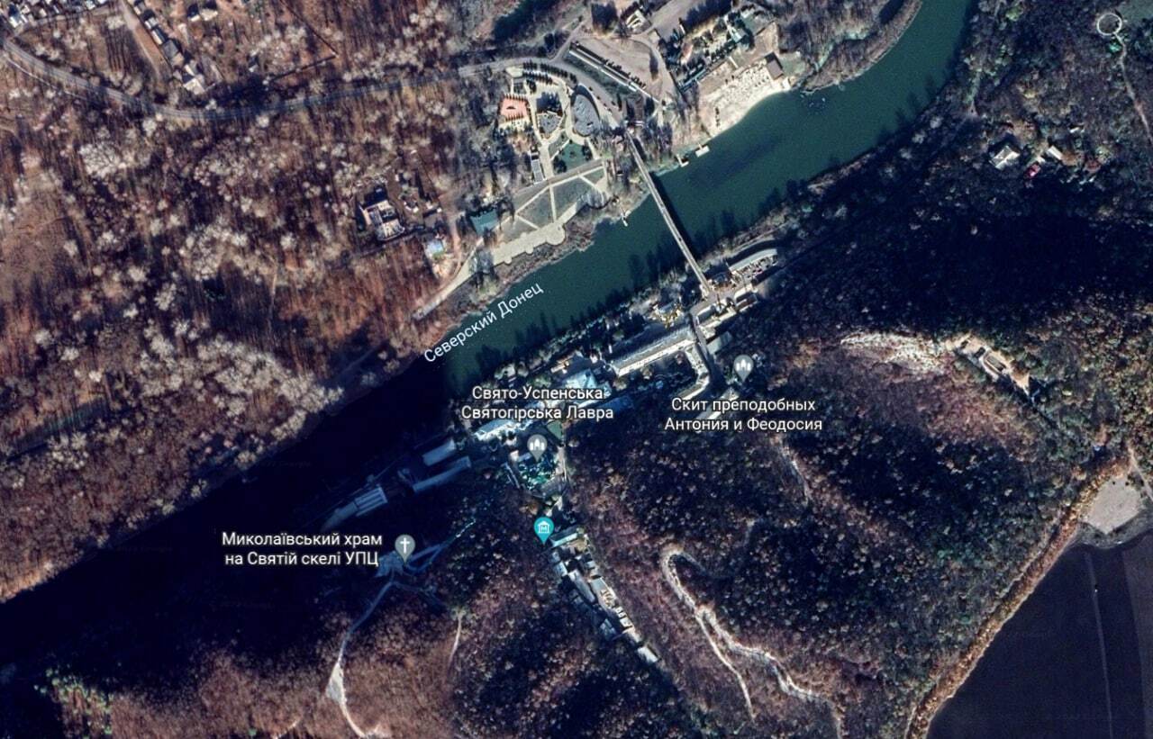 🇺🇦 В Святогорске украинские боевики разместили артиллерию прямо на территории монастыря Свято-Успенская Святогорской лавры.