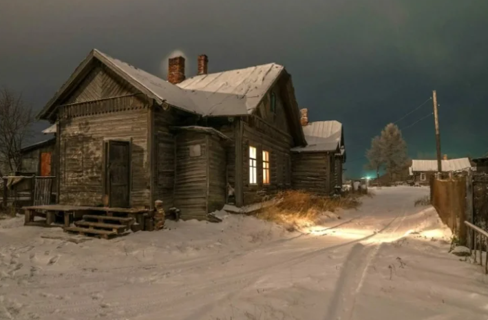 Мать ушла оставив дочь в холодной избе. Она лежала на полу прижавшись к щенку у холодной печи, но вдруг раздался стук в окно…