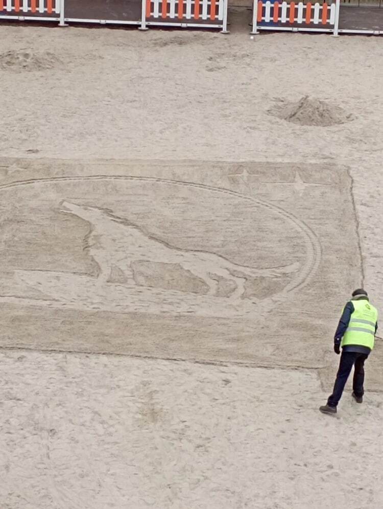 Лента добра. Дворник детского сада рисует метлой и лопатой на песке, чтобы порадовать ребят