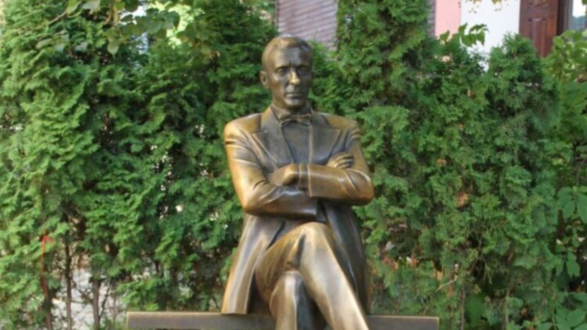 В Киеве душевнобольные спорят о необходимости снести памятник Булгакову