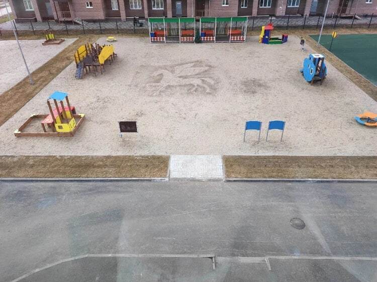 Лента добра. Дворник детского сада рисует метлой и лопатой на песке, чтобы порадовать ребят