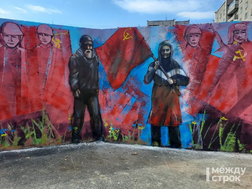 Украинской бабушке с красным флагом СССР устанавливают памятники и арт-объекты по России - о самых ярких