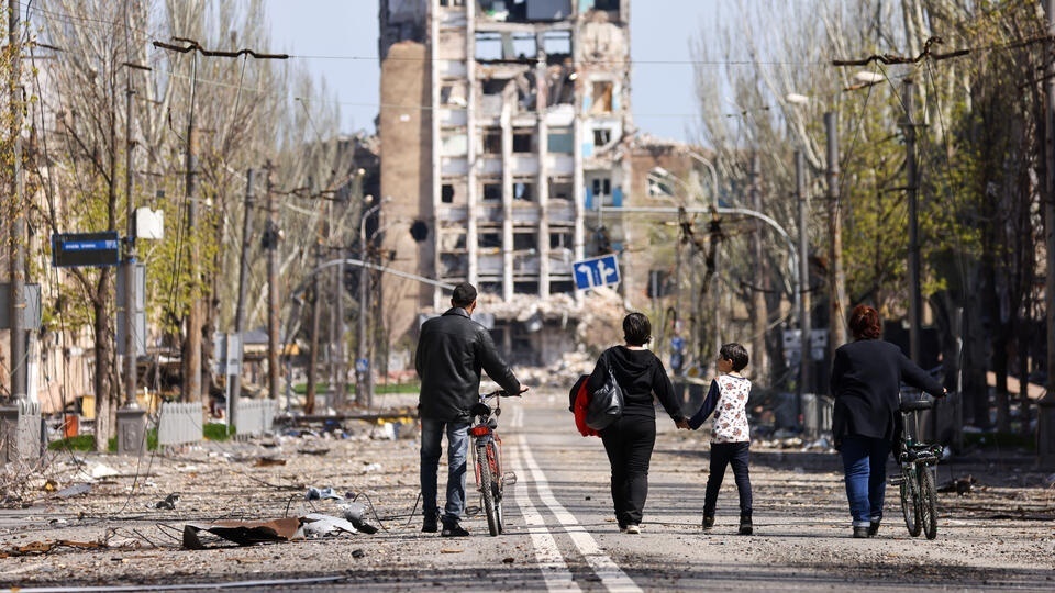 Жители Мариуполя восстанавливают город.