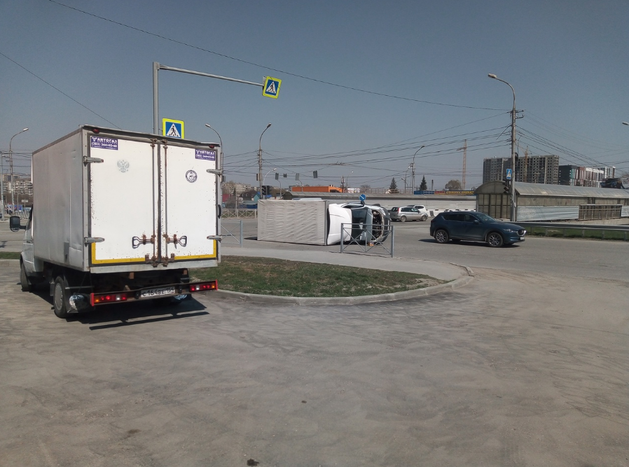 Дай-ка полежу или как ГАЗель, гружённая плиткой, прилегла на асфальт: обошлось без жертв