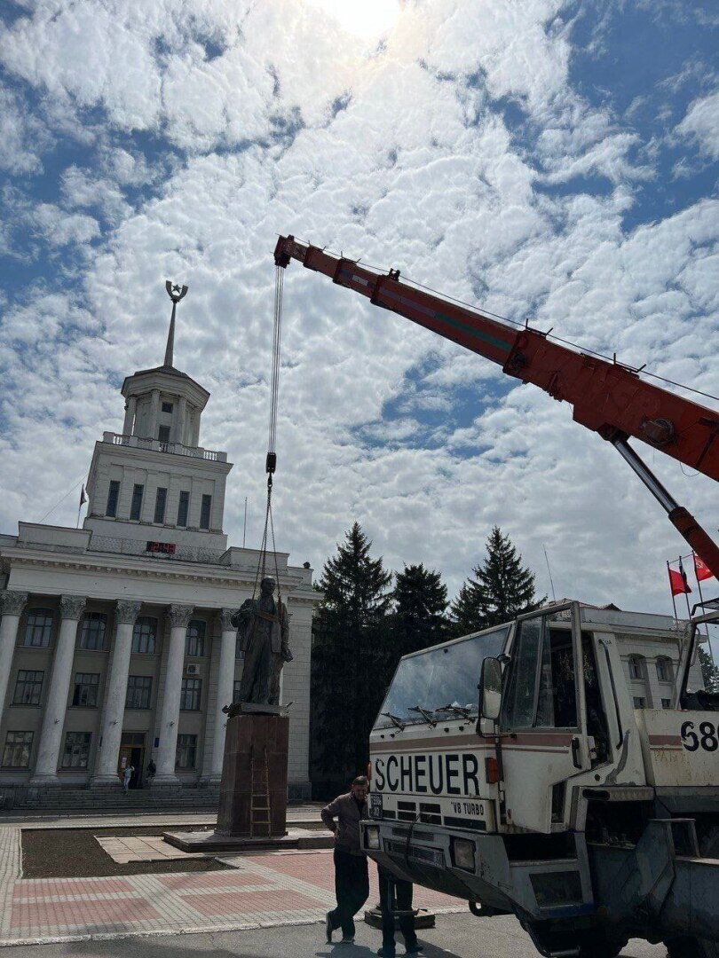 В 2014 году в Новой Каховке (Херсонская область) с площади перед горсоветом демонтировали памятник Ленину.