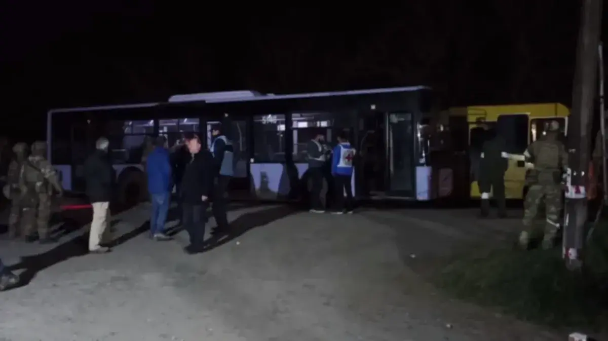 30 апреля гумкоридорами рядом с «Азовсталью» воспользовались две группы человек